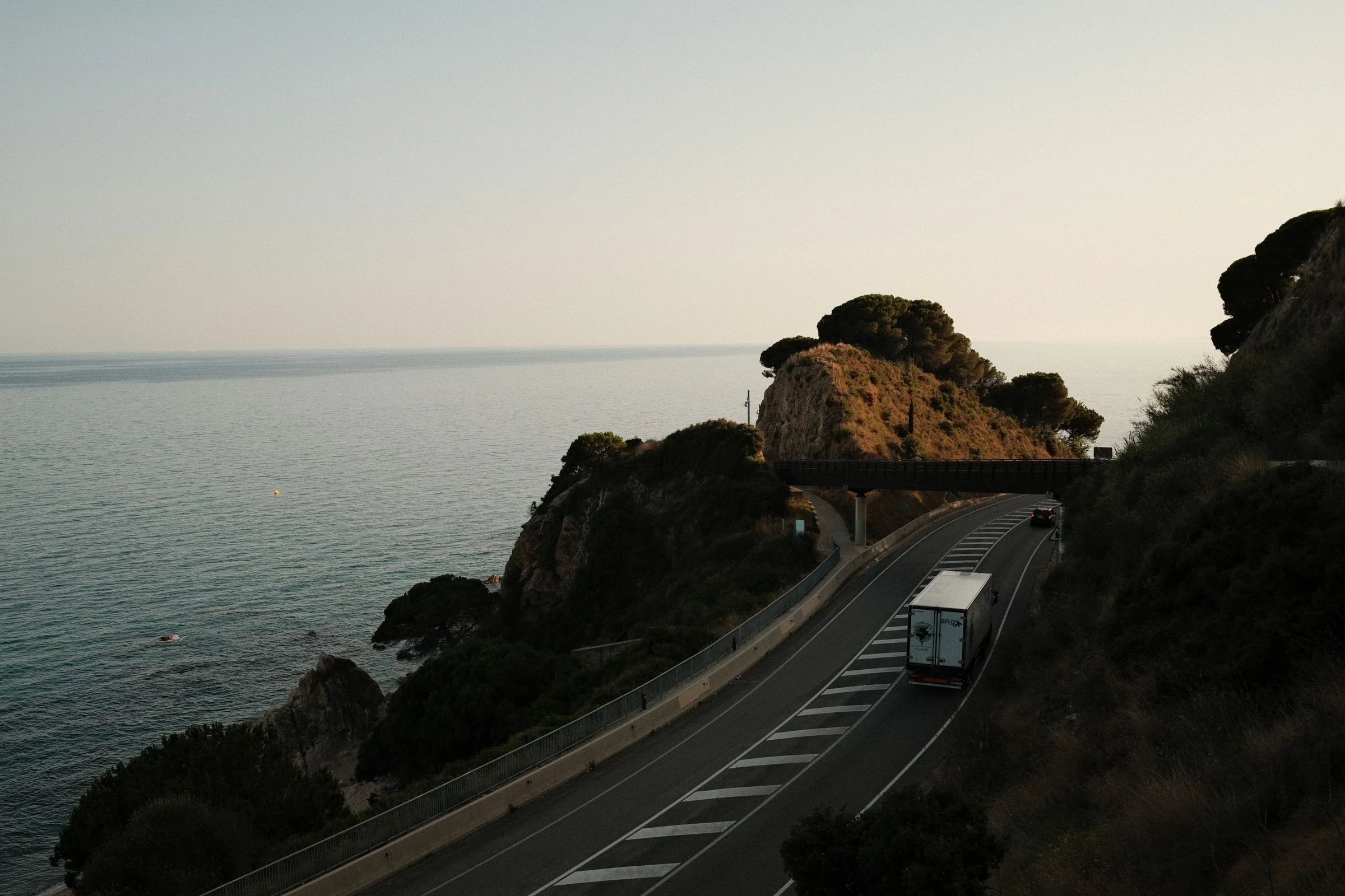 LKW auf einer mediterranen Küstenstraße in Spanien